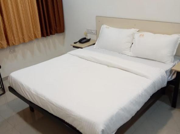 Hotel Vihaan Inn Колхапур Екстериор снимка